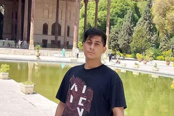 امیرحسین حیدردوست، اهل منجیل، بر اثر اصابت گلوله به ناحیه شاهرگ پا جان باخت