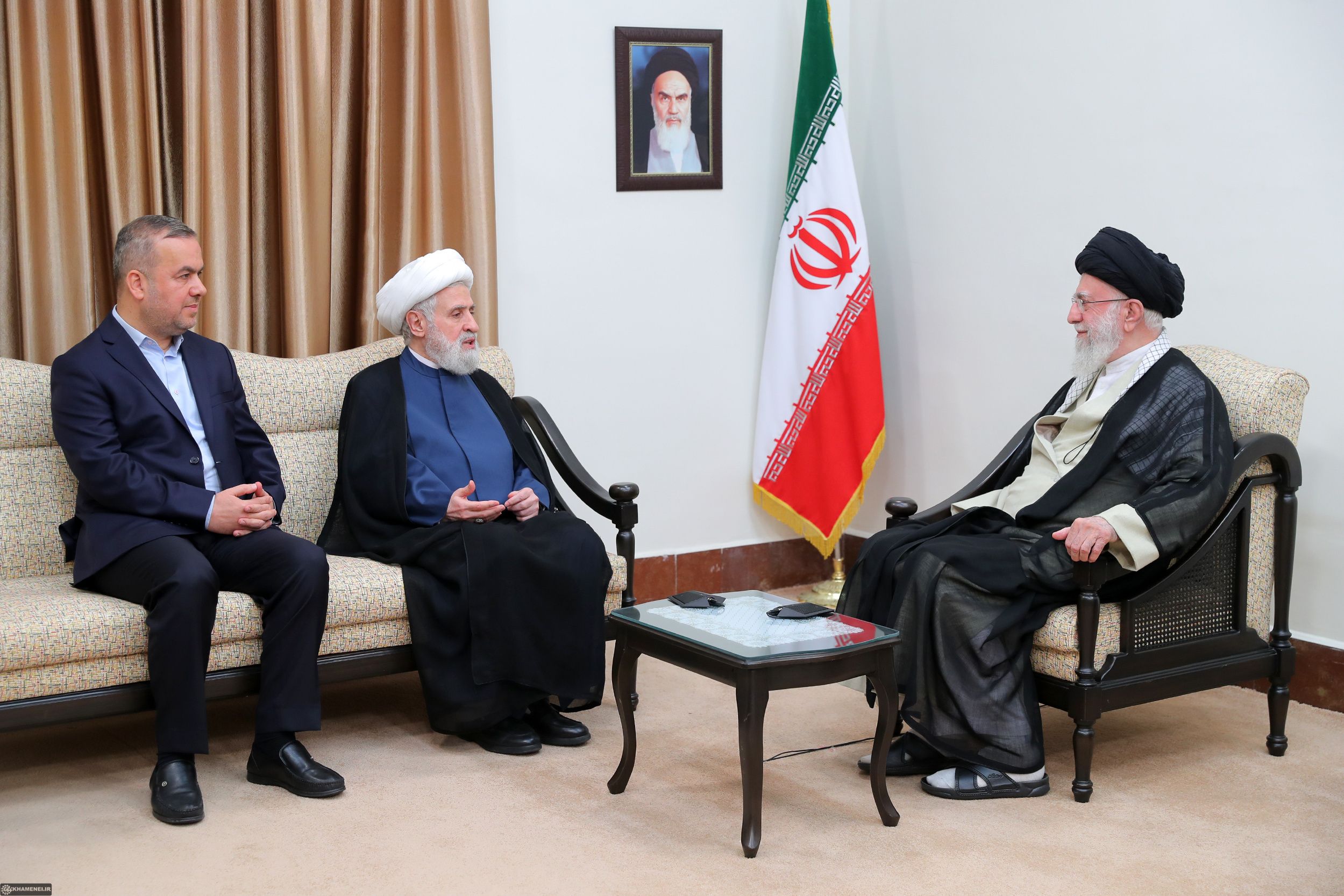 صحيفة لبنانية: خامنئي طالب حزب الله بإضعاف وقف إطلاق النار مع إسرائيل