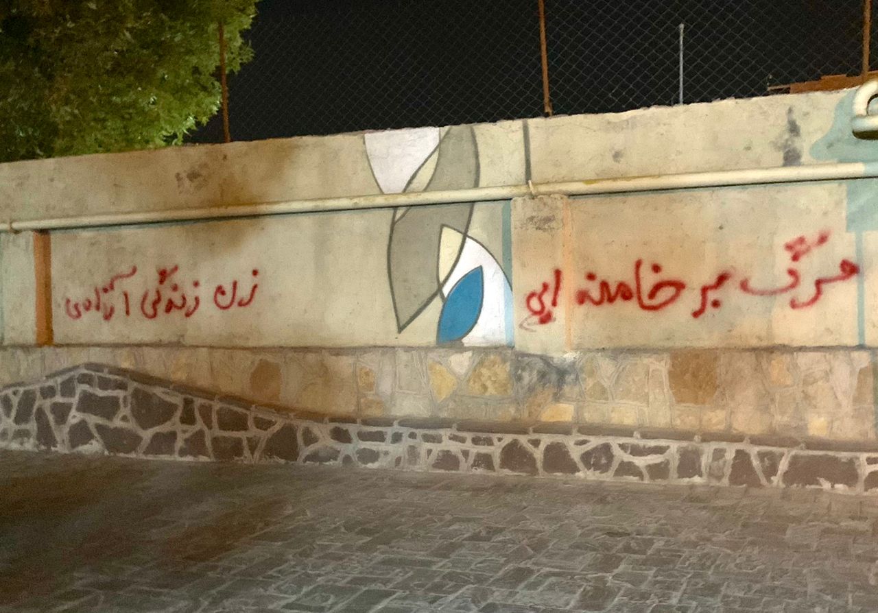 ادامه خیزش سراسری در ایران؛ شعارنویسی و حضور زنان بدون روسری در خیابان‌ها