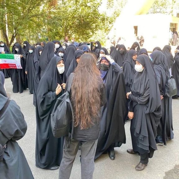 کلوبشار، سناتور دموکرات: با زنان ایران که برای آزادی جانشان را به خطر انداختهاند همراهیم