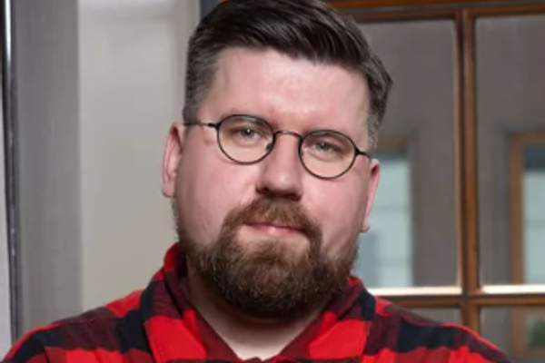 عضو پارلمان اروپا: باید از شاهزاده رضا پهلوی برای سخنرانی در پارلمان اروپا دعوت شود