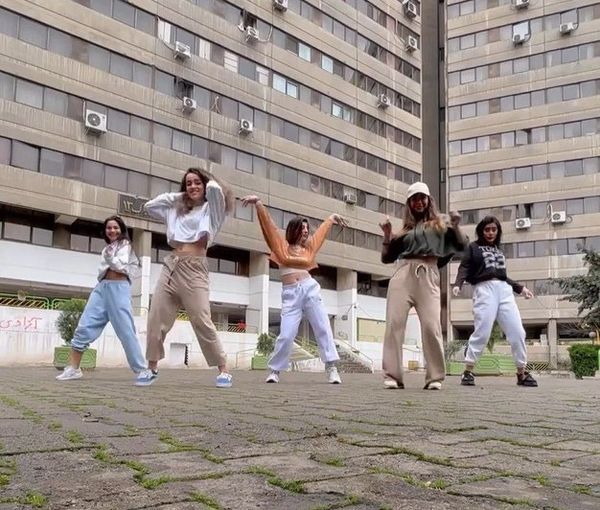 رِما، خواننده آهنگ «آرام ‌باش» با بازنشر ویدیوی رقص دختران اکباتان از آنان پشتیبانی کرد