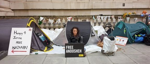 دختر انوشه آشوری به تحصن همسر نازنین زاغری در مقابل وزارت خارجه بریتانیا پیوست