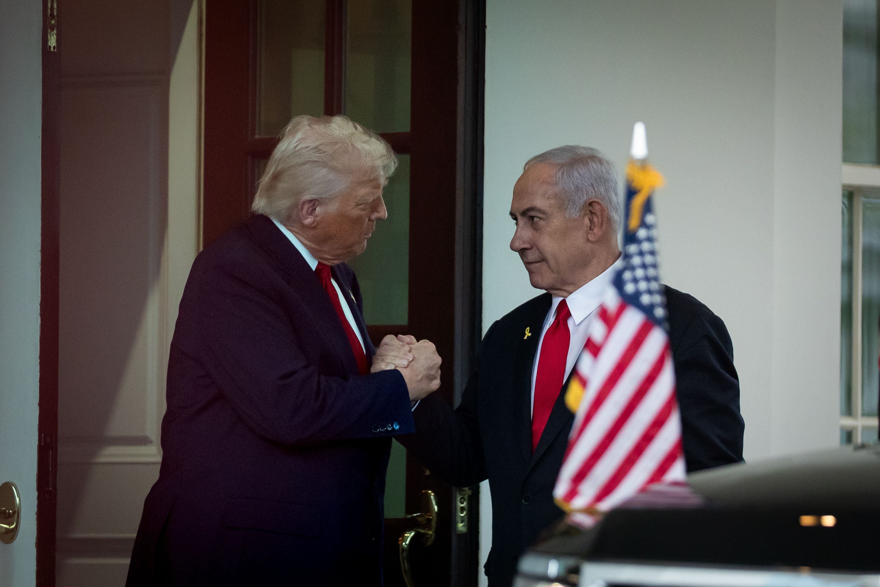 نیویورک‌ تایمز: ترامپ حمله اسرائیل به تاسیسات هسته‌ای ایران را برای مذاکره متوقف کرد 