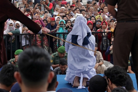 یک زن در اندونزی به اتهام «زنا» ۱۰۰ ضربه شلاق خورد، مرد متهم ۱۵ ضربه