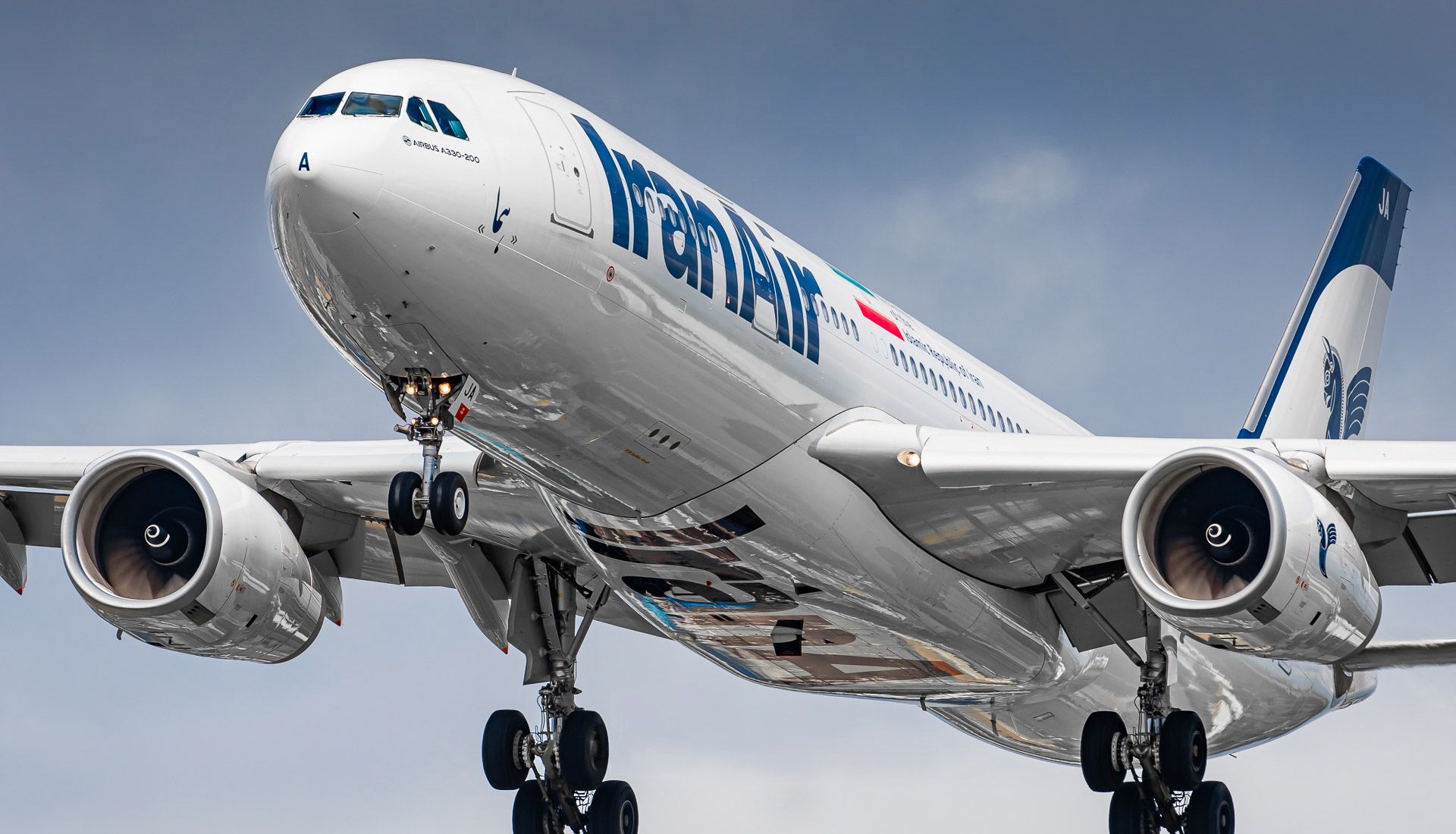 مسؤول إيراني: الطائرات الإيرانية لن تحلق لأوروبا بعد الآن.. ونشطاء: لقد تم عزلنا عن العالم