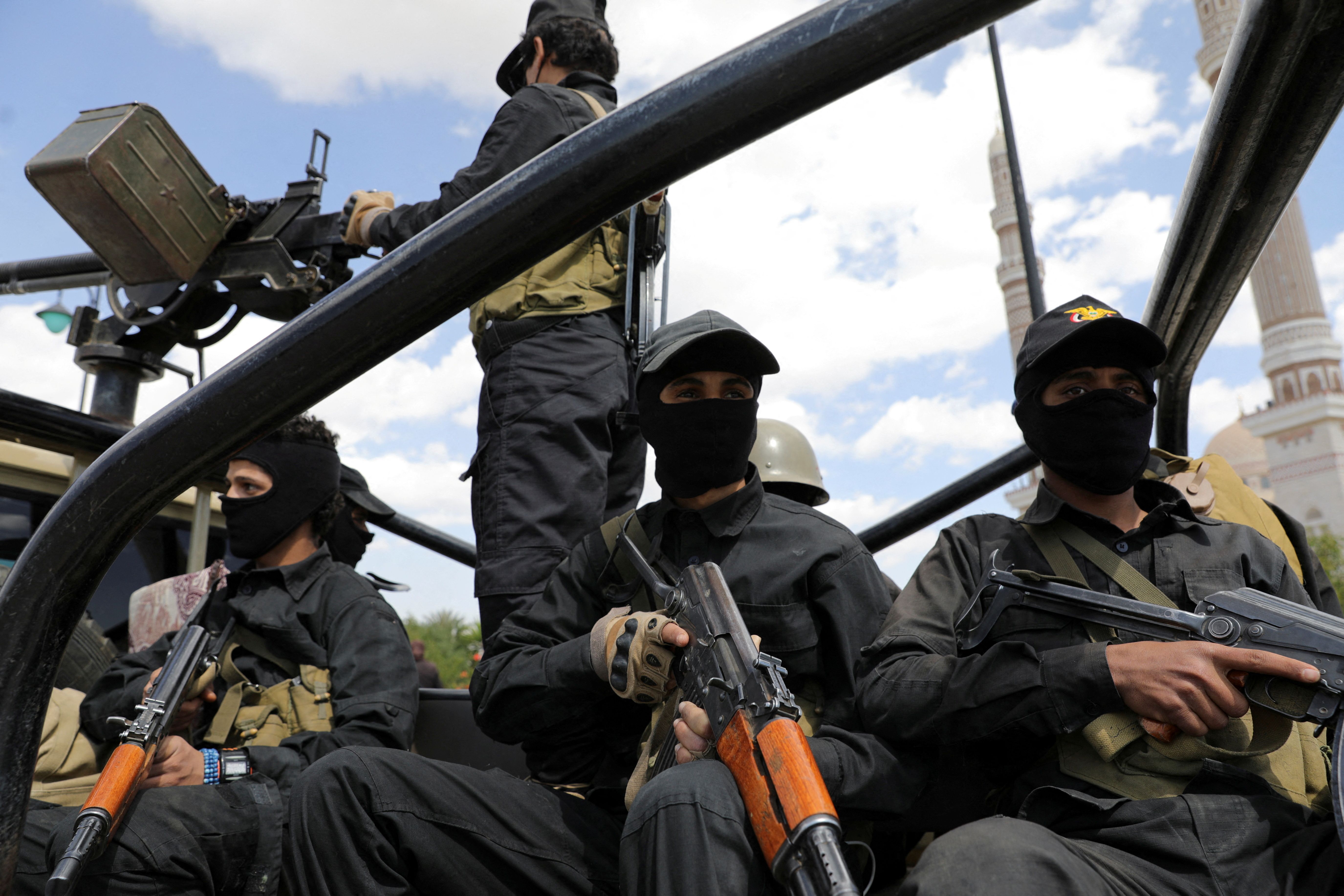 حوثی‌ها با موشک‌های بالستیک به یک کشتی چینی در دریای سرخ حمله کردند