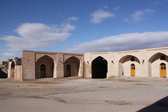 خبرگزاری صدا و سیما: کاروانسرای دوره صفوی نیکپی در زنجان، تبدیل به کاهدان شده است
