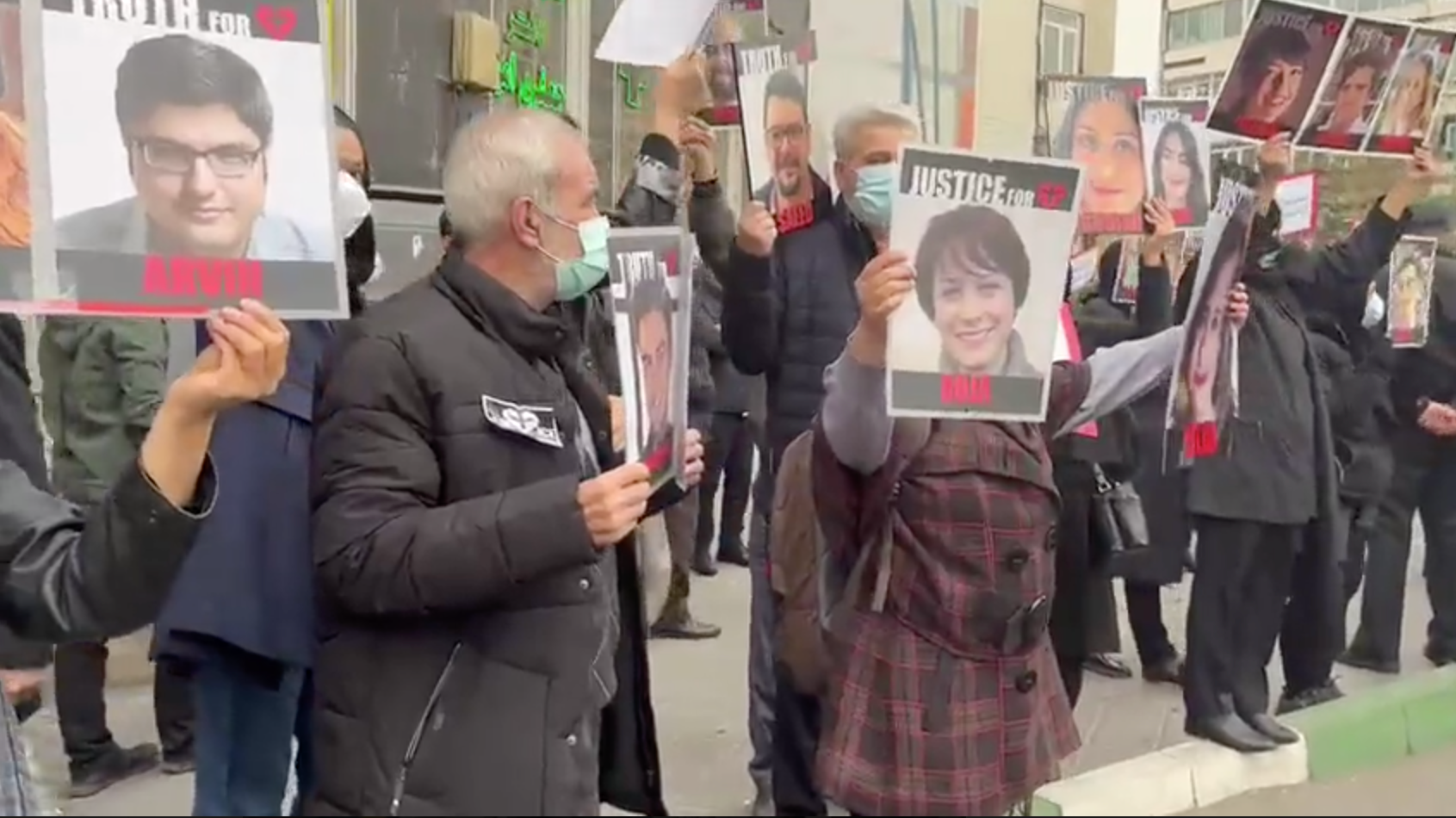 گروهی از خانواده‌های جان‌باختگان هواپیمای اوکراینی مقابل دادگاه نظامی در تهران تجمع کردند