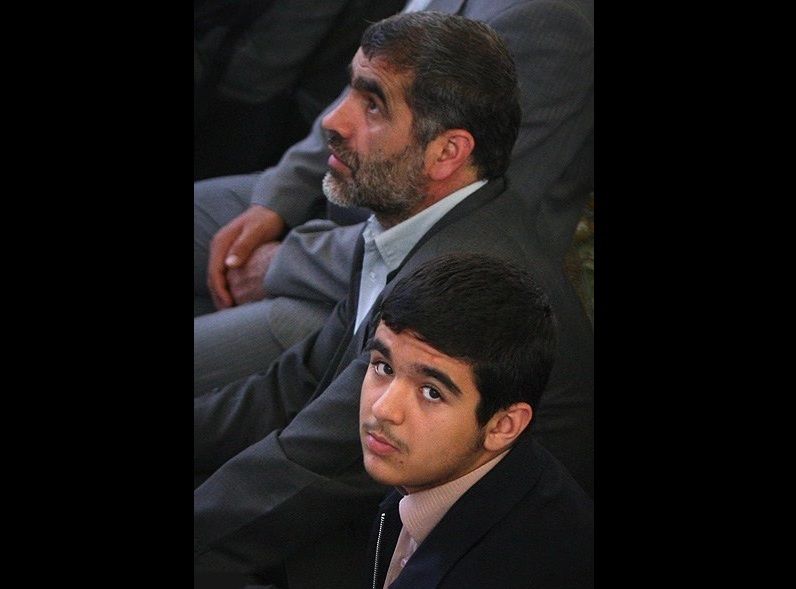 علی نیکزاد و پسرش در نماز جمعه در سال ۱۳۹۰