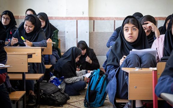 انجمن فیزیوتراپی درباره عواقب جسمانی نیمکت غیر استاندارد مدارس برای دانشآموزان هشدار داد