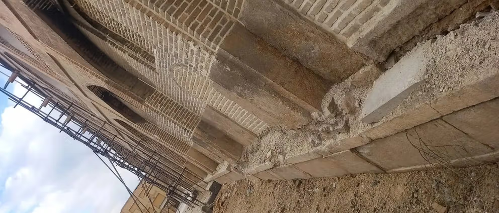 پروژه مرمت مدرسه خان شیراز، به پیمانکار بی تجربه سپرده شده بود. این پیمانکار با سیمان سفید، این اثر تاریخی را بندکشی کرده بود. 