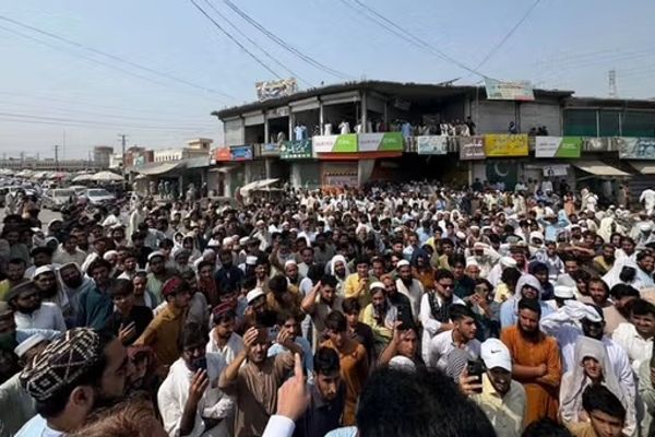 کشته شدن ۲۰ غیرنظامی در بمباران جتهای پاکستانی و راهپیمایی اعتراضی در خیبرپختونخوا