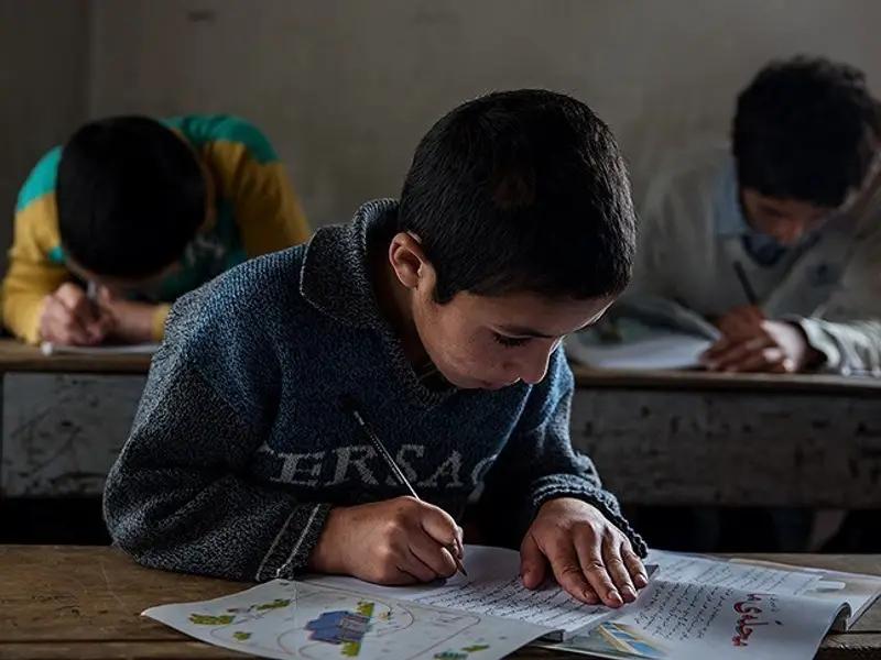 تضخم قياسي في قطاع التعليم الإيراني.. ومعدل الفقر بين الأطفال يصل لمستويات قياسية