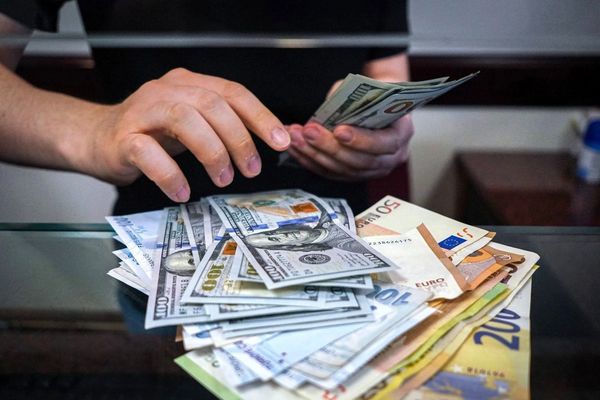 تداعيات الحرب في إسرائيل على سوق العملات في إيران.. الدولار وصل إلى 52 ألف تومان