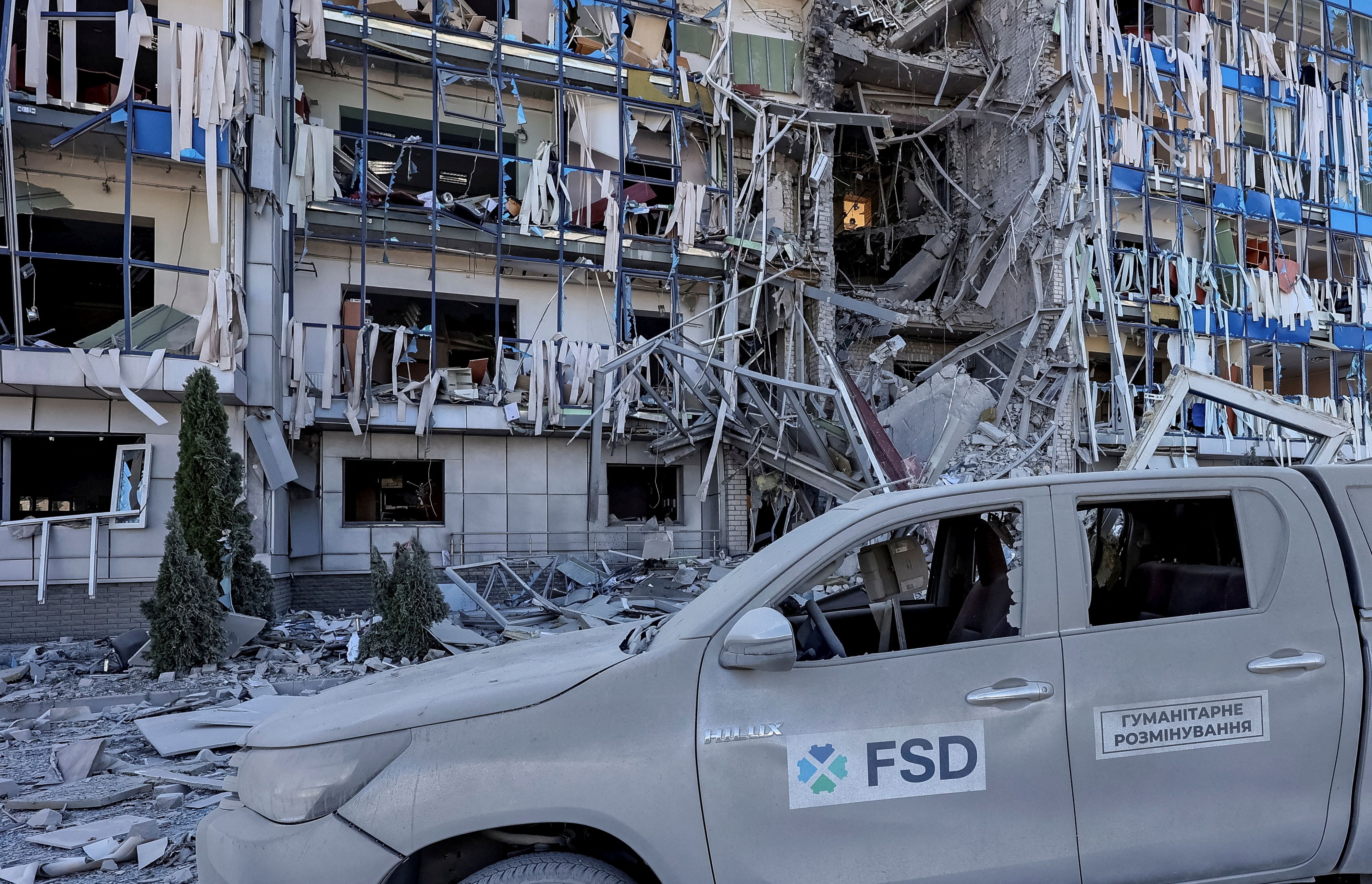 ویرانه‌های به جا مانده از حمله موشکی روسیه به شهر خارکیف اوکراین، سوم مرداد