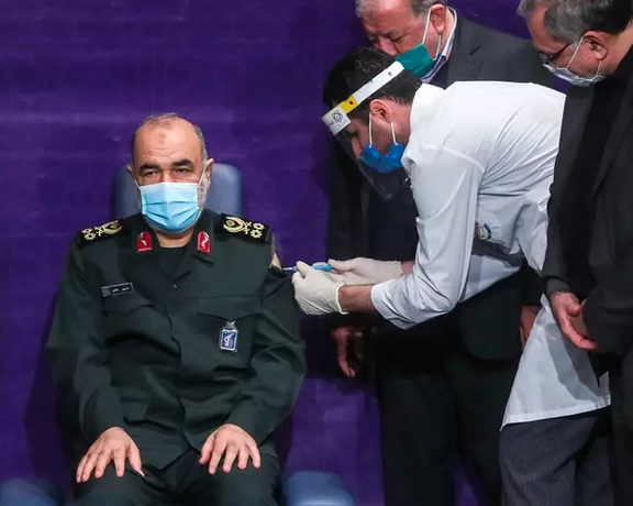 آستین پاره لباس نظامی فرمانده کل سپاه پاسداران هنگام دریافت واکسن