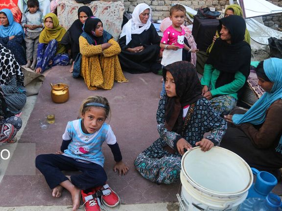 مادران و کودکان خانوادهها در کنجی از زمین متروک زندگی میکنند