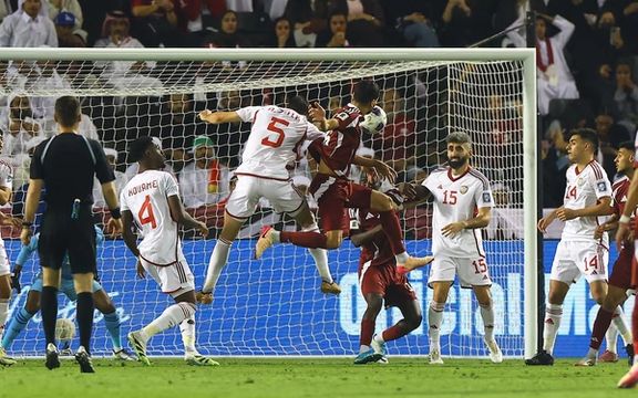 بهدلیل حمله به داور؛ فیفا سرپرست تیم ملی فوتبال امارات را ۱۶ جلسه محروم کرد