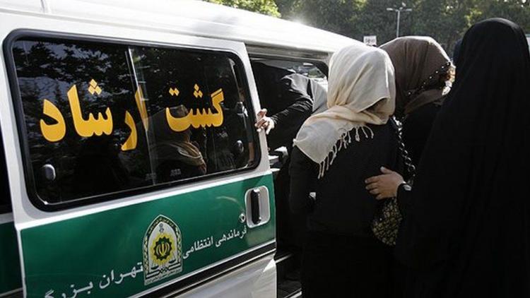 خیزش ایرانیان علیه جمهوری اسلامی؛ حجاب اجباری و محتسبانی که دست از سر زنان برنمی‌دارند