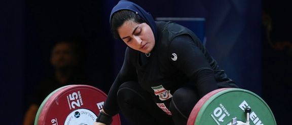 توصیه به قهرمان وزنهبرداری پیش از مسابقه؛ «مواظب مقنعهات باش!»