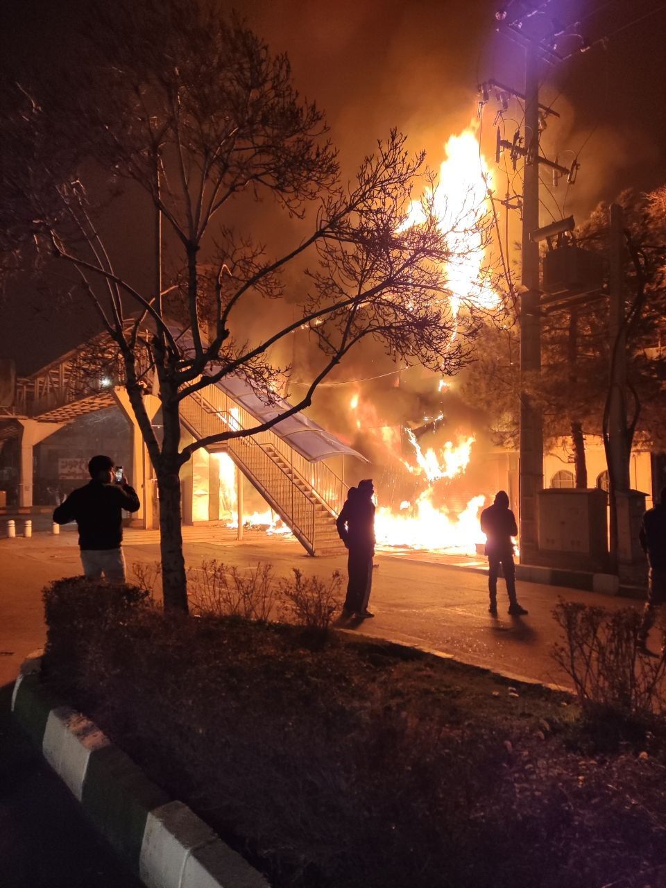 پیام مخاطبان: ماموران از داخل آمبولانس به معترضان شلیک کردند