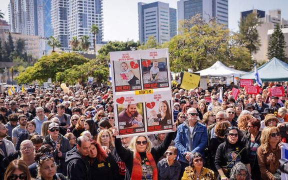 خاکسپاری ۳ گروگان کشتهشده اسرائیلی؛ مادر و کودکان خردسالش در یک تابوت دفن شدند