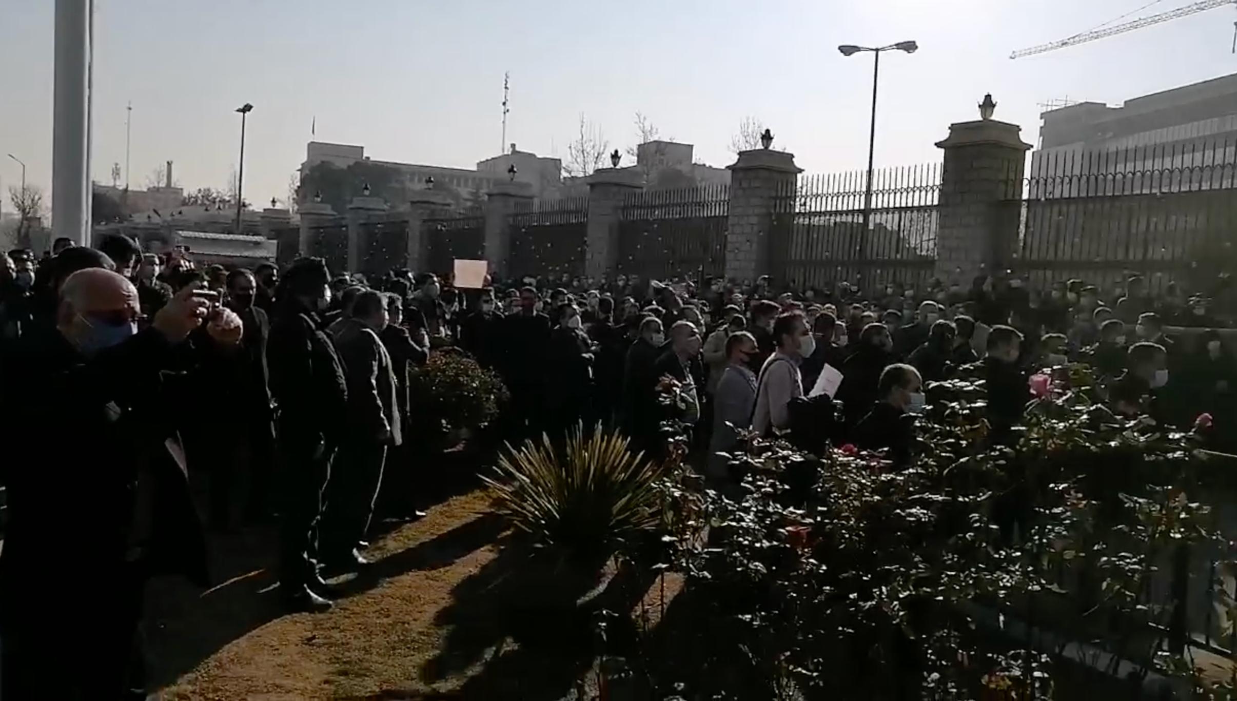 کارکنان دادگستری برای دومین روز با مطالبات معیشتی مقابل مجلس و ادارات دادگستری تجمع کردند