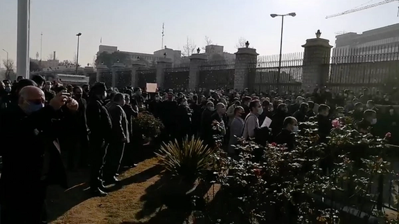 کارکنان دادگستری برای دومین روز با مطالبات معیشتی مقابل مجلس و ادارات دادگستری تجمع کردند