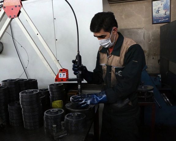 مقام صنفی ایران: به برخی کارگران برای مقابله به کرونا مرخصی اجباری بدون حقوق میدهند