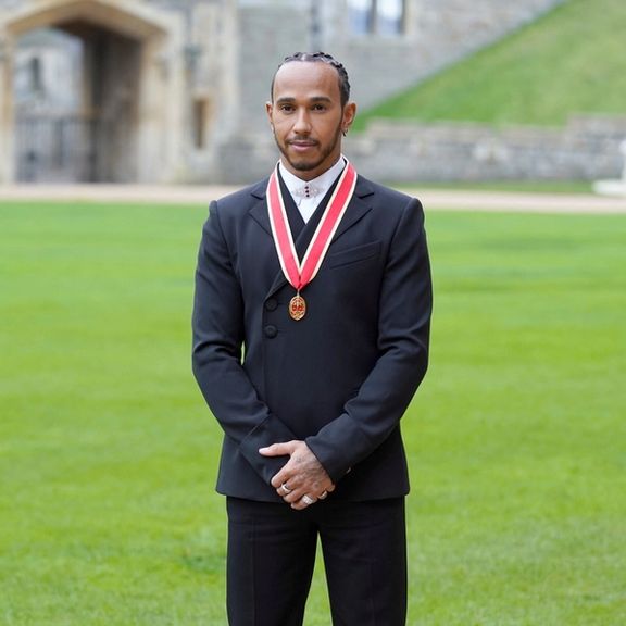 سِر لوییس همیلتون؛ راننده بریتانیایی نشان شوالیه را دریافت کرد