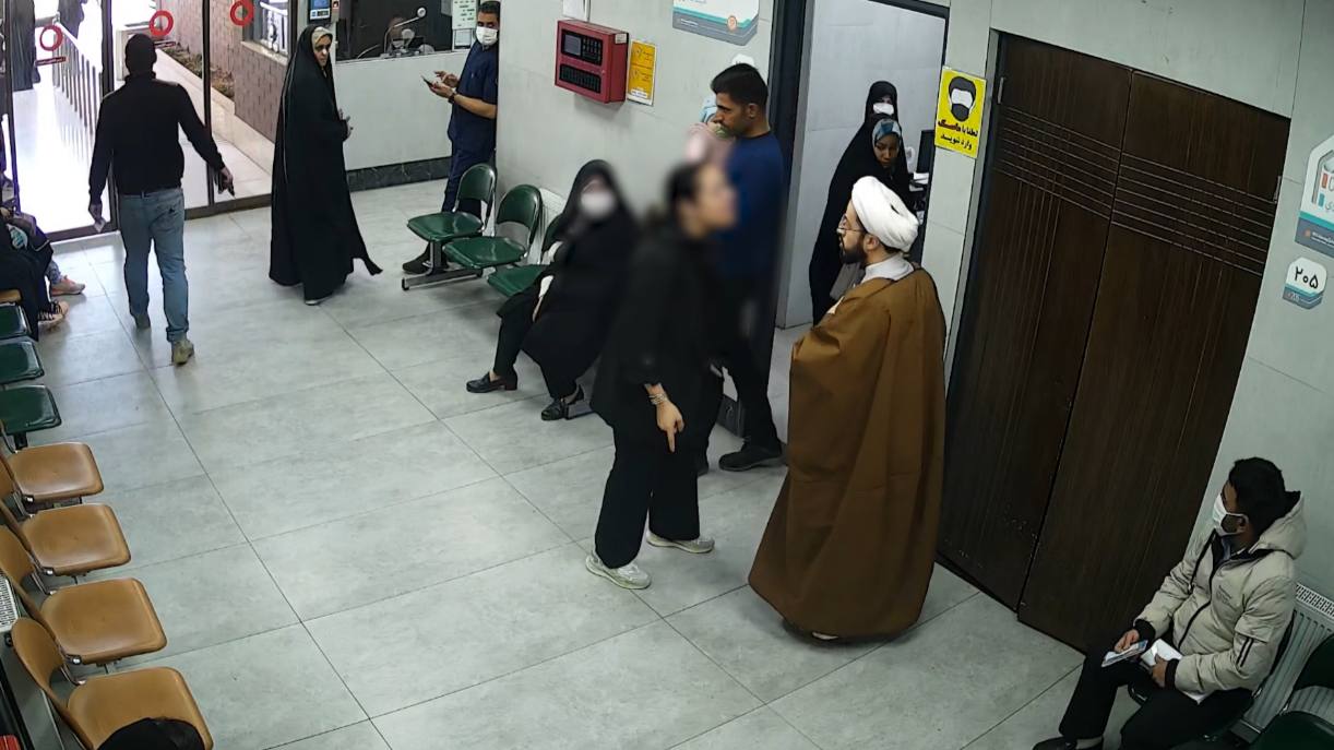 درگیری یک آخوند با زنی معترض در درمانگاه بر سر حجاب اجباری