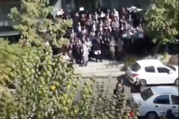 ماموران امنیتی با گاز اشکآور به تجمع وکیلان دادگستری در تهران حمله کردند