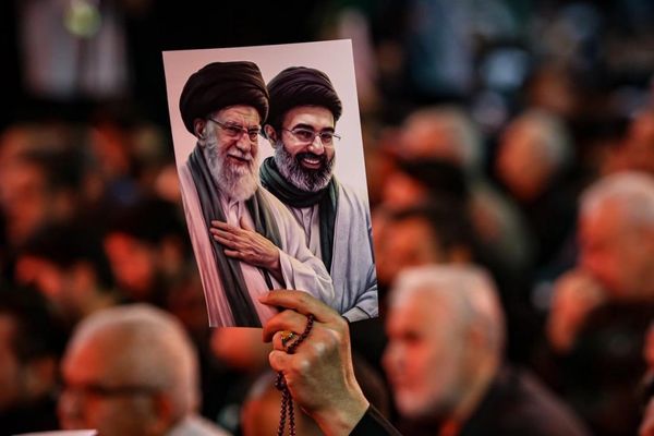"نيويورك تايمز": مجتبى خامنئي طلب حضور مراسم دفن والده وسط اعتراضات أمنية