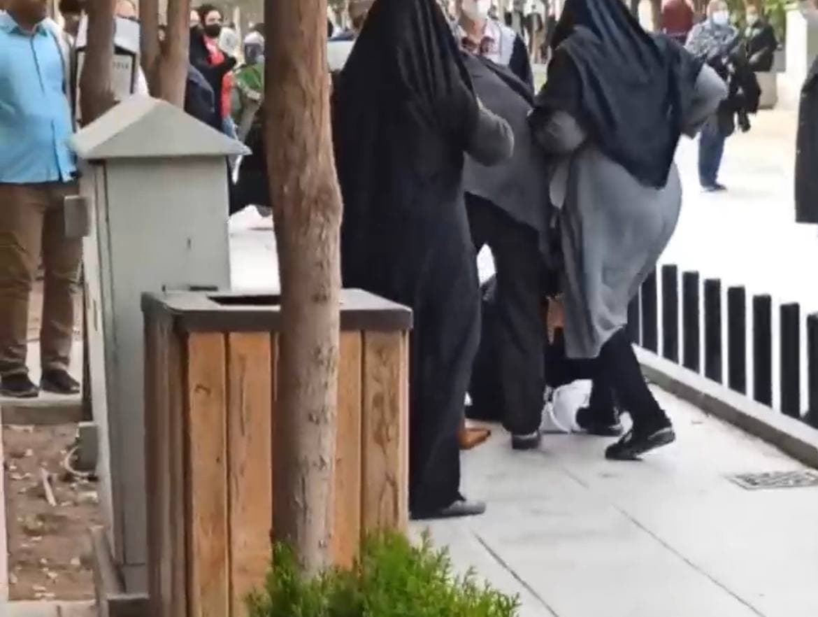 زنی که پس از لگد کردن عمامه یک آخوند بازداشت شد، با دو اتهام جداگانه مواجه است