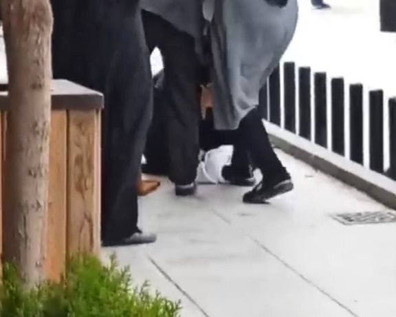 مقام ستاد امر به معروف قم: زنی که عمامه یک روحانی را لگد کرد در بازداشت است