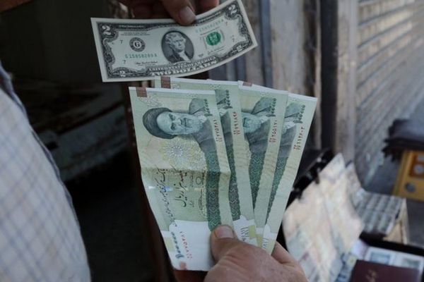 بر اساس گزارشها قیمت دلار در بازار ایران به ۱۰۰ هزار تومان رسید