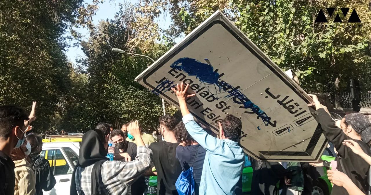 یادداشت روزنامه اعتماد درباره نمایشی بودن «عفو» زندانیان سیاسی از سوی علی خامنه‌ای