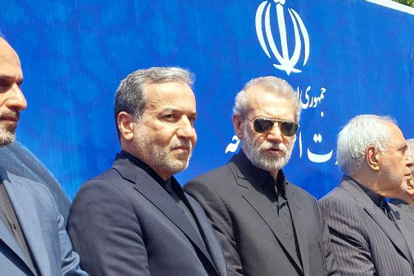 مقام پیشین وزارت خارجه: همزمان با عراقچی، لاریجانی هم از کانال دیگری مشغول مذاکره است