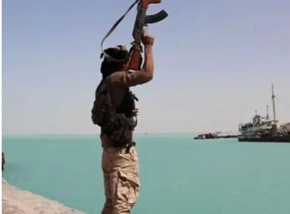 "وول ستريت جورنال": سفينة تجسس إيرانية تساعد الحوثيين في هجماتهم على السفن بالبحر الأحمر