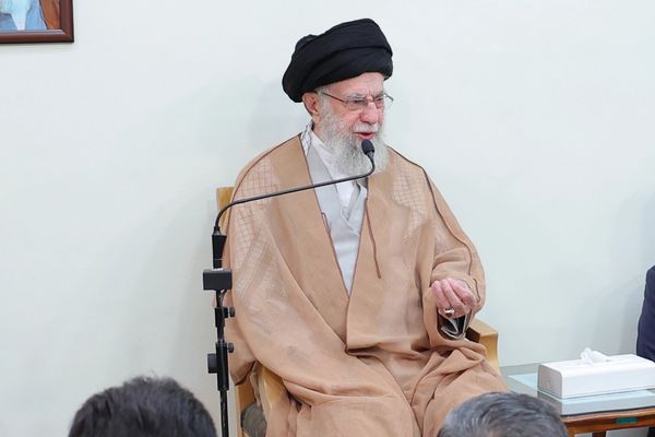 رغم التقارير الدولية والمحلية عن انتشار الفساد في إيران.. خامنئي يصر على الإنكار