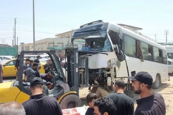 إصابة 16 من "زوار الأربعين" الإيرانيين في حادث سير على طريق النجف- كربلاء السريع