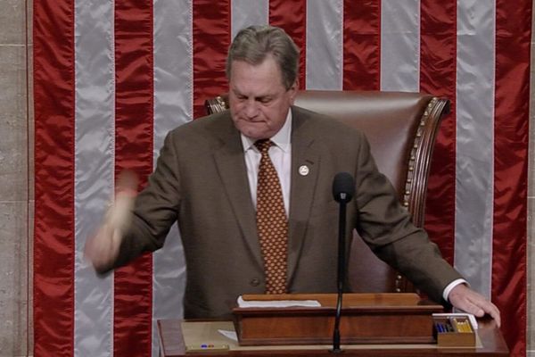 US Representative says bipartisan bill will squeeze Iran oil trade