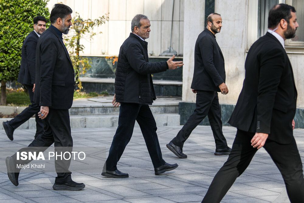 مسعود پزشکیان در میان محافظان