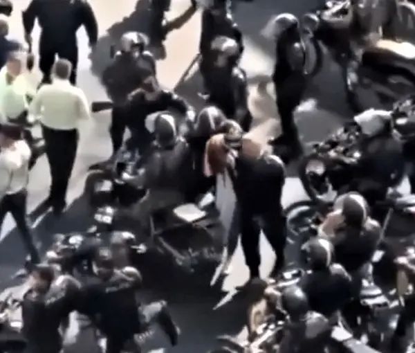 خشم گسترده مردم پس از انتشار تصاویر تعرض جنسی ماموران حکومت به زنان