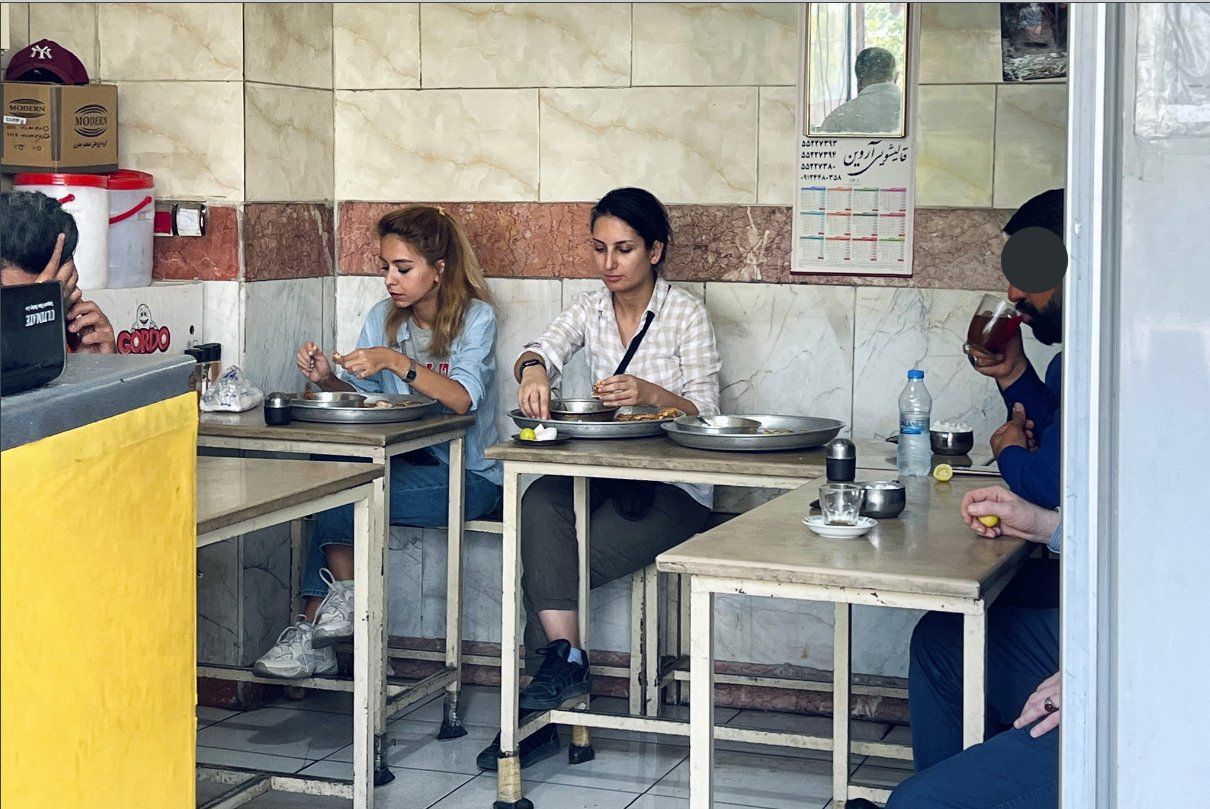 دنیا راد، چهره مخالف حجاب اجباری، از قطع ناگهانی سیم‌کارت خود خبر داد