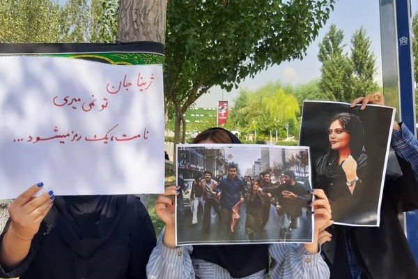 عشية الذكرى الأولى لانتفاضة الإيرانيين.. اعتقال العشرات ومحاكمة محامي عائلة مهسا أميني