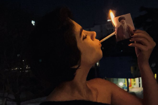 روشن کردن سیگار با تصویر خامنهای و فروپاشی هیبت «رهبر»