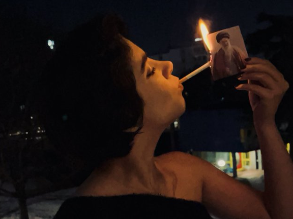 روشن کردن سیگار با تصویر خامنهای و فروپاشی هیبت «رهبر»