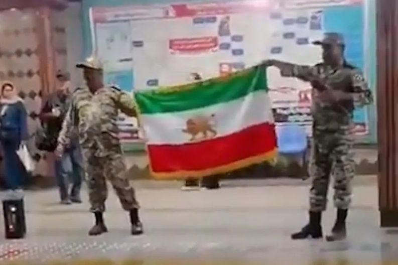 دو معترض با پرچم شیروخورشید در متروی تهران بازداشت شدند